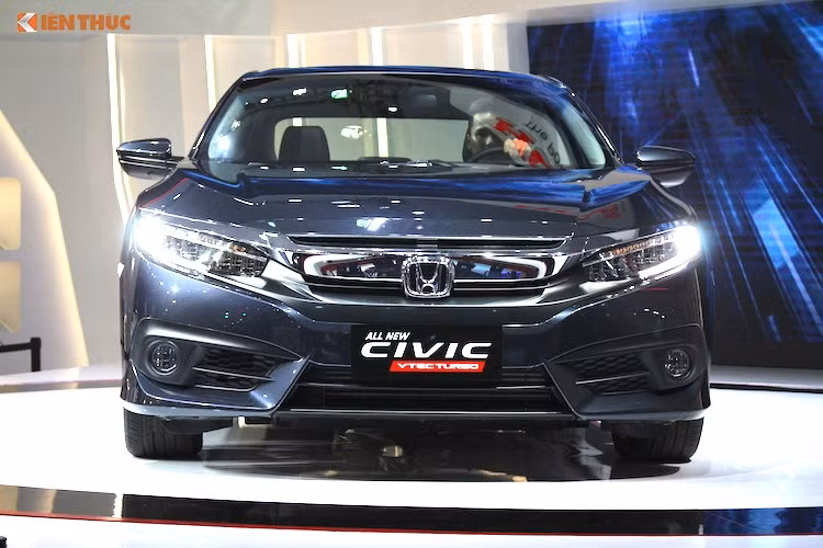 Về thiết kế, Civic đã có một cuộc "lột xác' thực sự so với thế hệ trước để trở thành mẫu xe sedan hạng C hấp dẫn nhất trong phân khúc. Phần đầu của chiếc xe gây ấn tượng rất mạnh với lưới tản nhiệt có thanh nẹp chrome to bản, chạy dài và cắt ngang các đèn pha sắc sảo, sử dụng hoàn toàn công nghệ chiếu sáng LED.