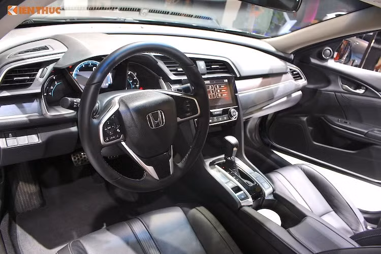 Những trang bị đi kèm Civic mới cũng rất hấp dẫn so với một mẫu xe hạng C như ghế lái điều chỉnh điện tám hướng, điều hòa tự động, cửa gió điều hòa cho hàng ghế sau, các cụm điều khiển hệ thống âm thanh, điều khiển hành trình, chế độ đàm thoại rảnh tay được tích hợp trên vô lăng, hệ thống âm thanh chất lượng cao với 8 loa...