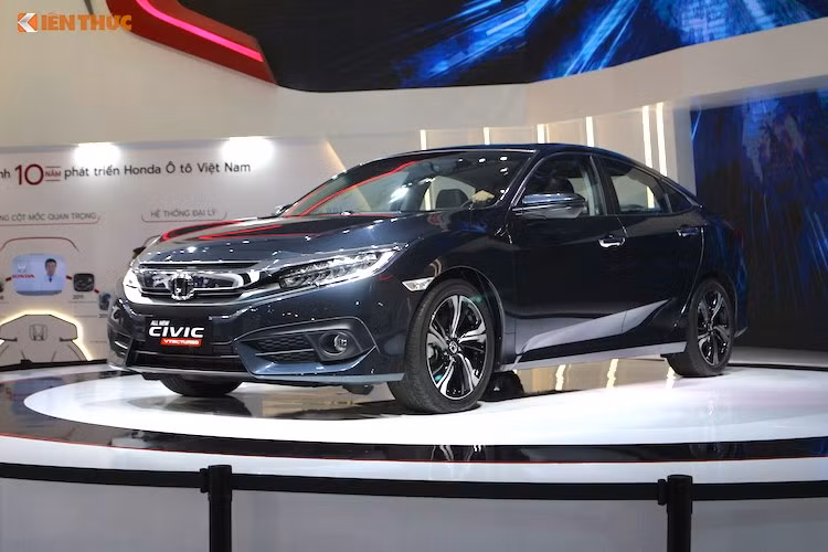 Các hệ thống an toàn và hỗ trợ người lái trên Civic thế hệ mới cũng đã được Honda chú ý với 6 túi khí, khung xe tương thích va chạm (ACE), hệ thống cân bằng điện tử (VSA), hỗ trợ khởi hành lưng chừng dốc (HSA), camera 3 góc quay, chống bó cứng phanh (ABS), phân bổ lực phanh điện tử (EBD), hỗ trợ lực phanh khẩn cấp (BA), cảnh báo phanh khẩn cấp (ESS), chế độ giữ phanh tạm thời, hỗ trợ kiểm soát đánh lái chủ động (AHA).