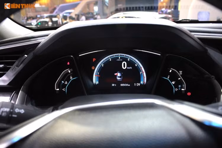 Civic thế hệ mới mới được trang bị bảng đồng hồ hiển thị với một đồng hồ tốc độ lớn ở giữa, hai bên là đồng hồ đo nhiệt độ làm mát động cơ (bên trái) và đồng hồ đo nhiên liệu (bên phải). Ngay trung tâm của bảng đồng hồ tốc độ được gắn thêm một màn hình hiển thị màu hiện đại. Bảng điều khiển được thiết kế lại gọn gàng hơn giúp cho khoảng không phía đầu gối của người lái được mở rộng và thoải mái hơn.