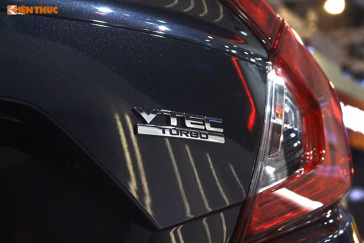 Đi kèm với động cơ là hộp số tự động vô cấp CVT và hệ dẫn động cầu trước. Kết hợp với hệ động lực thế hệ mới, Civic còn được trang bị Hệ thống lái xe tiết kiệm nhiên liệu (Eco Assist) bao gồm chế độ lái tiết kiệm nhiên liệu (ECON Mode) và chế độ hướng dẫn lái xe tiết kiệm nhiên liệu (ECO Coaching), hệ thống giữ ga tự động và lẫy chuyển số thể thao trên vô lăng.