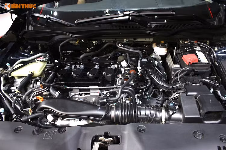 Với Civic, Honda đã lần đầu tiên đem động cơ 1.5l 4 xi-lanh VTEC Turbo tăng áp tới với thị trường Việt Nam. Động cơ này có công suất tối đa 170 mã lực và mô-men xoắn cực đại 220 Nm - tương đương các loại máy 2.4 nạp khí tự nhiên nhưng lại có mức tiêu thụ nhiên liệu trung bình ở điều kiện đường hỗn hợp chỉ 5,8L/100km (thử nghiệm và công bố bởi Honda Motor, phê duyệt bởi Cục Đăng kiểm Việt Nam).