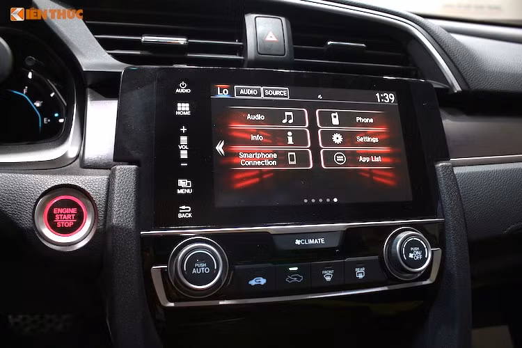 Chiếm diện tích lớn trên bảng điều khiển trung tâm là hệ thống thông tin giải trí với màn hình cảm ứng 7 inch, có hỗ trợ kết nối smartphone sử dụng hệ điều hành iOS và Android thông qua kết nối USB và Bluetooth. Hệ thống này cũng có thể điều khiển bằng giọng nói, hỗ trợ chức năng gọi, gửi tin nhắn, bản đồ/dẫn đường hoặc nghe nhạc, kết nối Wifi. Xe còn có các cổng kết nối vật lý như USB, AUX hay HDMI.