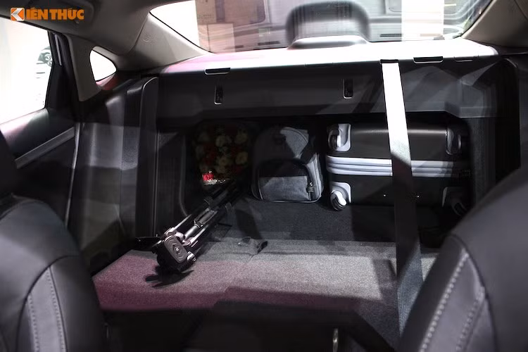 Hàng ghế sau của chiếc xe cũng có khả năng gập 60/40, giúp mở rộng khoang hành lý hơn nữa và thuận tiện trong các tình huống chở những vật dụng dài.