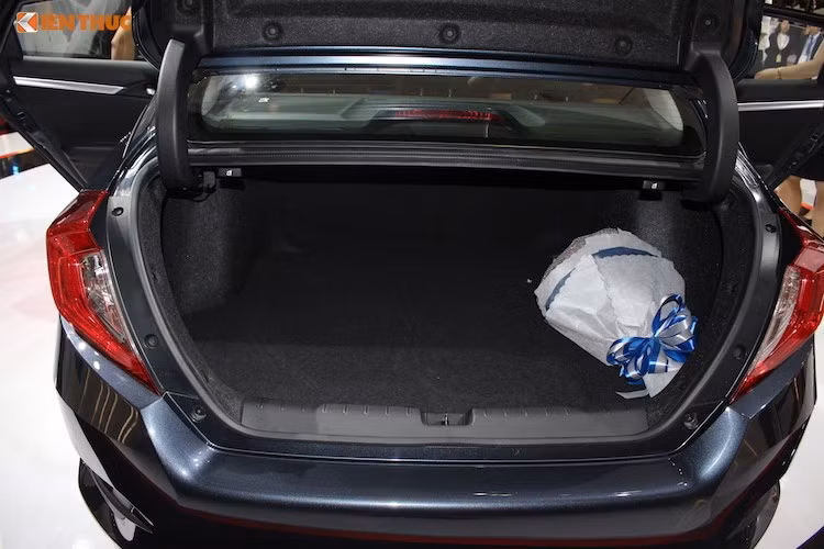 Civic mới có khoang hành lý rộng và sâu hơn với dung tích lên đến 424L, lớn hơn 74L so với Civic thế hệ trước. Cùng với việc mở rộng không gian cho hành khách, khoang hành lý rộng cũng giúp cho Civic trở thành mẫu xe tốt nhất về tổng thể không gian nội thất.