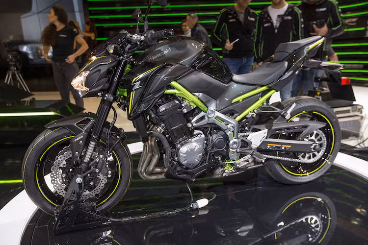 Chỉ vừa ra mắt chính thức trên Thế giới tại triển lãm EICMA 2016, vào ngày 18/1/2017 tới, lễ ra mắt Kawasaki Z900 sẽ được tổ chức Sài Gòn. Hiện tại, Kawasaki Việt Nam đã công bố giá bán của xe là 288 triệu đồng và bắt đầu nhận đặt hàng.