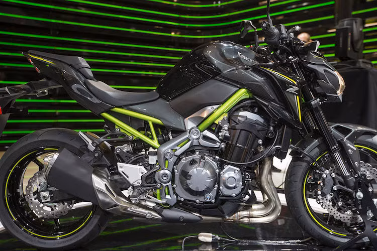 Không chỉ có khung mới, Z900 còn sở hữu động cơ 4 xi-lanh thẳng hàng DOHC, phun nhiên liệu điện tử được lấy từ Z1000 nhưng có dung tích giảm xuống chỉ còn 948 cc, cùng với trục khuỷu trọng lượng nhẹ và tỉ số truyền ở các cấp số từ 1 tới 5 ngắn hơn.