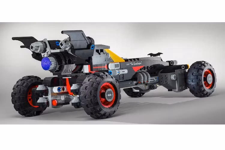 Lego Batmobile Speedwagon có chiều dài 5181 mm, rộng 2819 mm và cao 2108 mm. Chiếc xe nặng tới 769 kg, trong đó mỗi bánh xe đã nặng tới 45 kg. Được biết chiếc xe này mất tới 222 giờ để thiết kế và thêm 1833 giờ nữa để ráp lại.