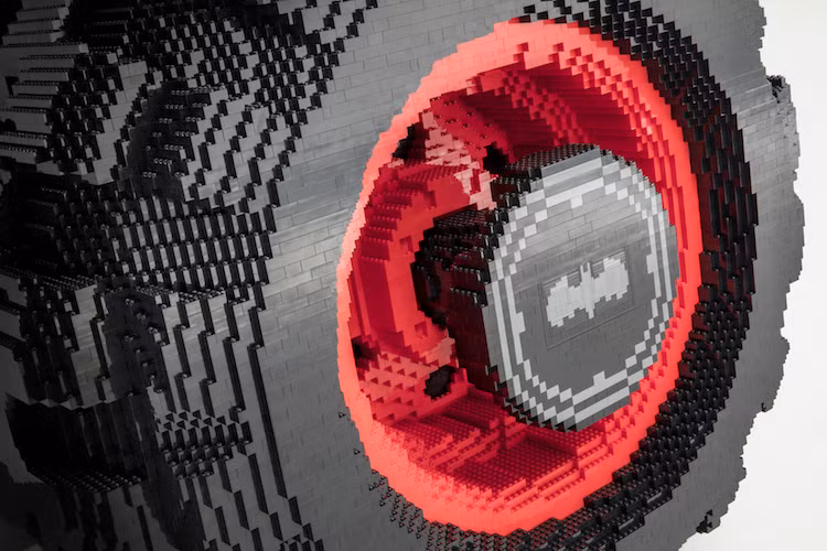 Theo Chevrolet quản cáo, chiếc Batmobile Speedwagon được trang bị sẵn nhiều công nghệ để "bảo vệ thành phố về đêm" như súng bắn tỉa, bánh xe chống xịt, tên lửa phản lực tăng tốc độ. Xe có hàng loạt các tùy chọn màu sắc khác nhau như Black, Jet Black, Raven Black, Midnight Black, Carbon Black, Shadow Black - tất cả đều là màu đen.