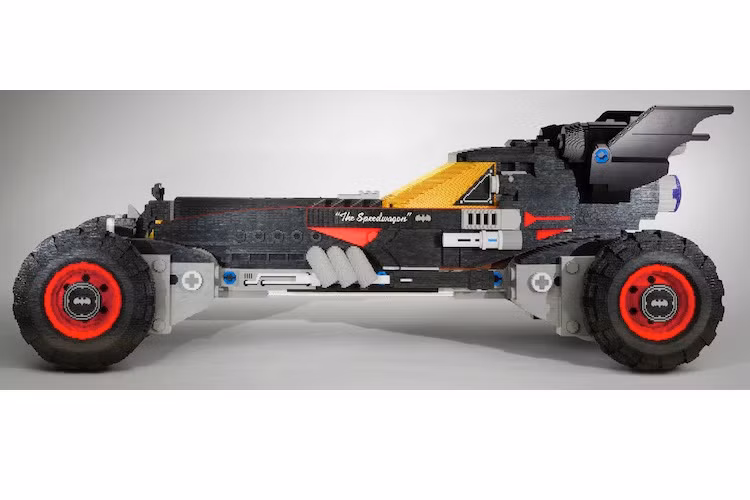 Chiếc xe độc đáo này đã được tạo ra bởi cá các học sinh sống tại làng Cody Rouge ở Detroit - Mỹ, phối hợp cùng các tổ chức như A World in Motion và First Lego League. Tổng cộng đã có 344.187 viên gạch Lego được chia thành 17 màu sắc đã được sử dụng để ghép nên chiếc xe.