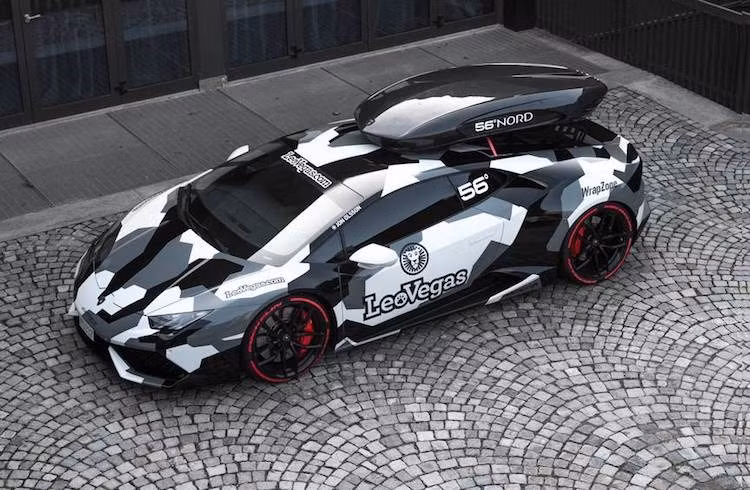 Trước khi chuyển sang chiếc siêu xe Lamborghini Huracan mới nhất này, vận động viên trượt tuyết Jon Olsson cũng đã từng làm chủ một chiếc Lamborghini Murcielago và Audi RS6 độ "hết bài". So với những chiếc xe trước đó của Olsson, chiếc Huracan mới dù được độ ít hơn nhưng vẫn cực kỳ độc đáo khi được "thửa riêng" cho Olsson.