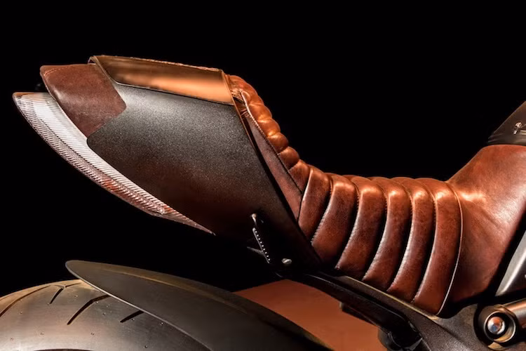 Ngoài ra, bộ yên xe cũng đã được "thửa riêng" cho phiên bản này với da bọc màu nâu. Các chi tiết độc đáo khác của xe bao gồm bảng đồng hồ với màn hình LED ánh sáng đỏ, hệ thống xả tráng gốm Zircotec, chắn bùn trước màu đen mờ và phanh Brembo sơn đỏ.