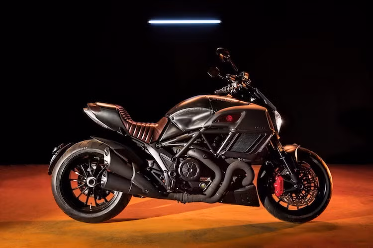 Trên thực tế, Ducati Diavel Diesel không phải là chiếc xe đầu tiên đã được Ducati hợp tác thiết kế cùng hãng thời trang Diesel. Trước đây vào năm 2013, 2 hãng cũng đã từng tung ra chiếc Monster Diesel dựa trên dòng Monster 1100 Evo.