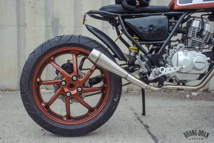 Điểm đặc biệt của bản độ này đó là bộ gắp sau dạng gắp đơn đi kèm với mâm 8 cánh xoắn của Honda NSR150SP. Trong đó, bộ gắp của xe do một cửa hàng tại Sài Gòn gia công. Nằm ngay cạnh bánh sau là cây pô do chính Duong Doan Design gia công.