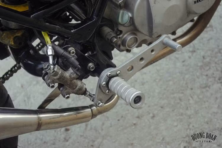 Giống như nhiều bản độ khác của Duong Doan, chiếc xe đã sử dụng khá nhiều các chi tiết được tiện CNC một cách thủ công, trong đó gồm dàn để chân và nắp xăng. Để tạo tư thế ngồi thoải mái, chiếc xe được thay ghi-đông dạng tracker cao và rộng hơn.