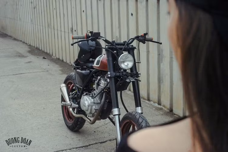 Chiếc xe côn tay giá rẻ Honda Fortune 125 từng được nhập vào Việt Nam trước đây đã được xưởng độ Hà Nội Duong Doan Design "chế cháo" lại toàn bộ để trở thành một mẫu "cào cào" motard đầy cá tính và nhỏ gọn, có thể dễ dàng được điều khiển bởi bất kỳ ai.