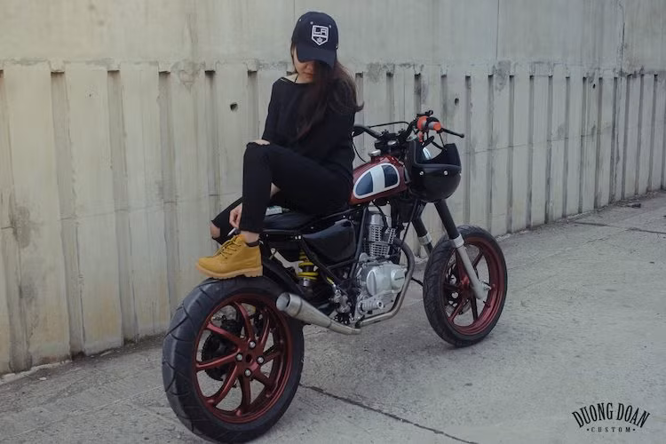 Bên cạnh đó, mâm trước 5 cánh 18 inch nguyên bản của Fortune cũng đã bị loại bỏ, thay vào đó là vành đúc Enkei 6 cánh xoắn 17 inch có nguồn gốc từ mẫu sportbike 2 kỳ Honda NSR150SP nổi tiếng. Hệ thống phanh trước của xe cũng được thay thế bởi phanh từ NSR.