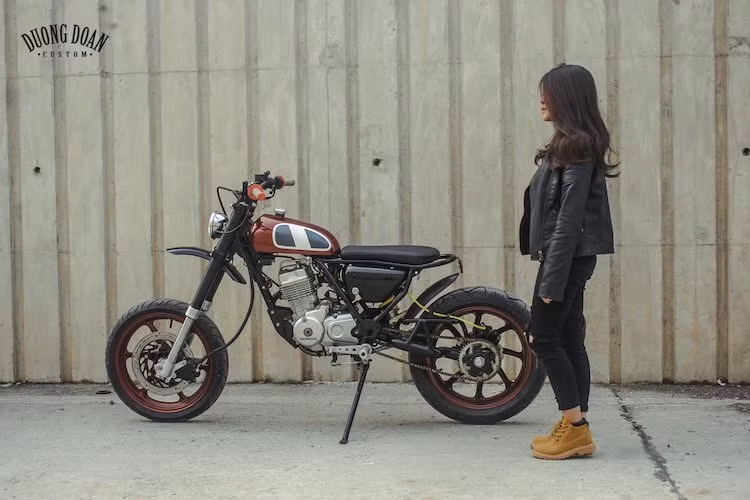 Tuy nhiên, kiểu dáng nguyên bản của mẫu xe này vốn rất "lành" và hướng tới đối tượng trung niên, chính vì vậy xưởng độ Duong Doan Design tại Hà Nội đã quyết định "lột xác" Fortune 125 trở thành môt chiếc "cào cào" motard với khả năng địa hình cao, kiểu dáng độc đáo và kích thước nhỏ gọn để ngay cả phái nữ cũng có thể dễ dàng "nài".
