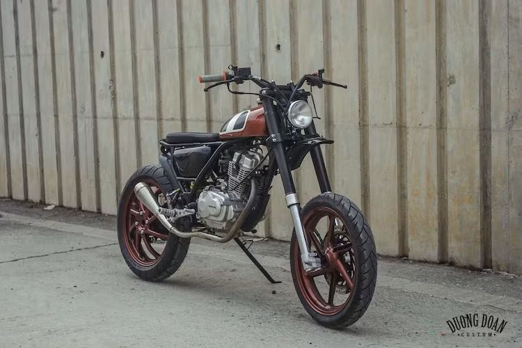 Bắt đầu từ phía trước, toàn bộ dàn đầu nguyên bản của xế nổ Fortune 125 đã được Duong Doan Design thay thế toàn bộ. Trong đó, phuộc trước của xe đã được thay bằng cặp phuộc USD cứng cáp, có khoảng hành trình lớn từ một mẫu xe "cào cào" khác.