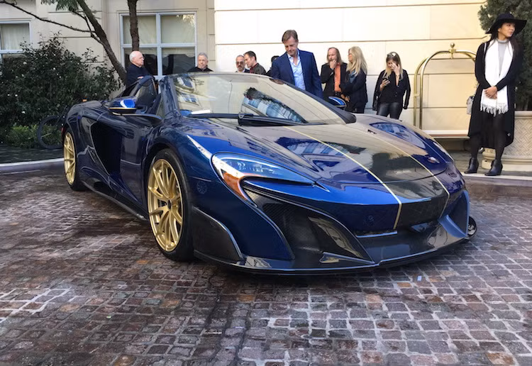 Vừa qua tại Beverly Hills, Mỹ, chiếc siêu xe McLaren 675LT đắt nhất Thế giới đã được trao cho chủ nhân của nó trong một sự kiện được tổ chức bởi McLaren. Chiếc xe này thuộc series đặc biệt mang tên Carbon Series với số lượng sản xuất chỉ 25 chiếc trên toàn Thế giới.