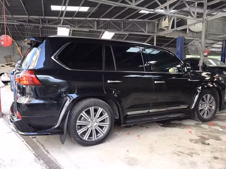 Mặc dù nằm ở tầm thấp hơn Black Bison nhưng gói độ Sports Line dành cho Lexus LX570 2016 của Wald International cũng đã thay đổi mạnh mẽ ngoại hình của chiếc xe bằng cách lắp thêm các tấm ốp nới rộng vòm bánh, cùng những cánh khuếch tán thêm vào ở cản trước và sau xe.