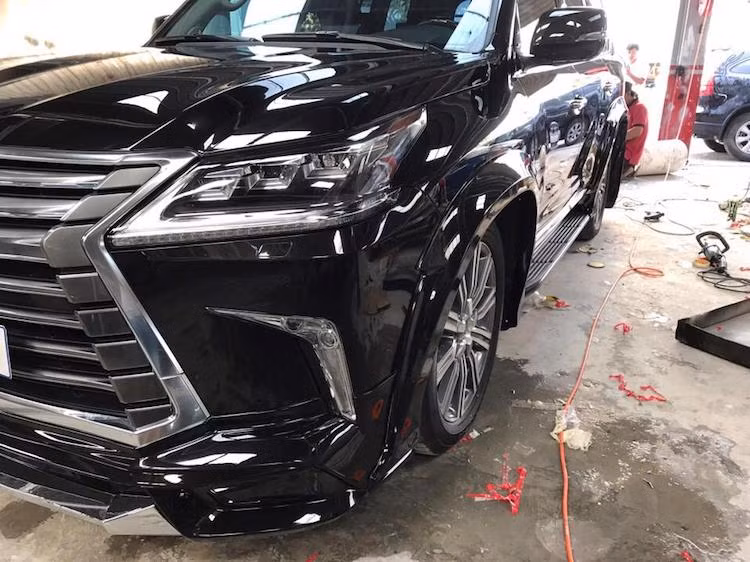 Lấy cảm hứng từ bộ bodykit Sports Line của hãng Wald International từ Nhật, xưởng độ Phi Long đã độ cho chiếc xế sang Lexus LX570 "bộ cánh" cực "ngầu" và thể thao để kịp đón Tết Đinh Dậu. Tuy nhiên, chiếc xe sẽ hoàn hảo hơn nữa nếu có một bộ mâm "khủng" để vừa với những vòm bánh được nới rộng.