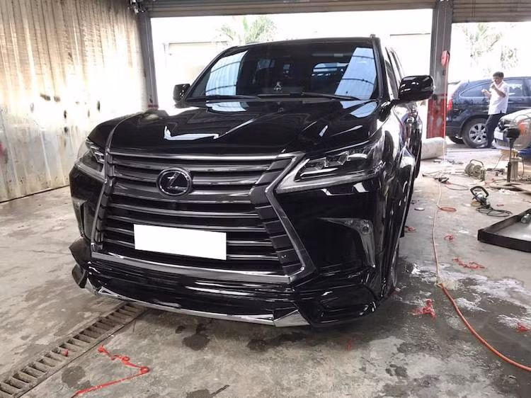 Chính vì vậy, một số chủ xe đã lựa chọn giải pháp gia công bodykit theo mẫu của Wald tại Việt Nam. Mới đây, một chủ xe Lexus LX570 đời 2016 cũng đã "lột xác" thành công chiếc xe của mình lên kiểu dáng Wald Sports Line nhờ sự trợ giúp của xưởng độ Phi Long Bodykits tại Sài Gòn.