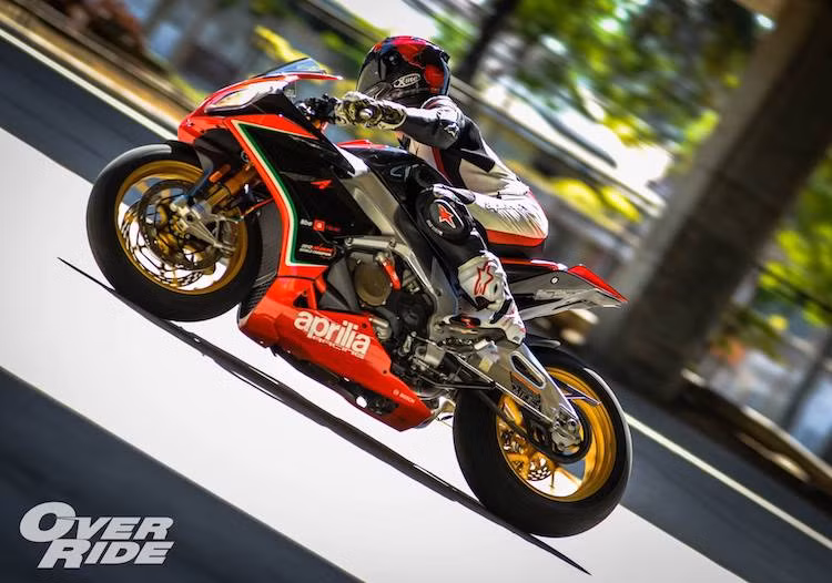 Ở phía sau đuôi xe, cụm đèn hậu nguyên bản đã được thay bằng đèn Vertex màu khói, bao quanh là tấm chắn đuôi xe bằng sợi carbon. Hệ thống phanh sau cũng được nâng cấp với heo Brembo Nickel, pen đạp Brembo Billet và dây dầu Earl's. Với cặp lốp Pirelli Diablo Supercorsa trước/sau lần lượt 120/70/17 và 200/55/17, RSV4 có thể đạt được độ bám đường tối đa.