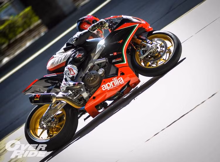 Sau khi được độ lại một số chi tiết, chiếc Aprilia RSV4 Factory APRC SBK đã có thể phát huy tối đa hiệu năng vận hành, đem lại cảm giác lái ổn định hơn.