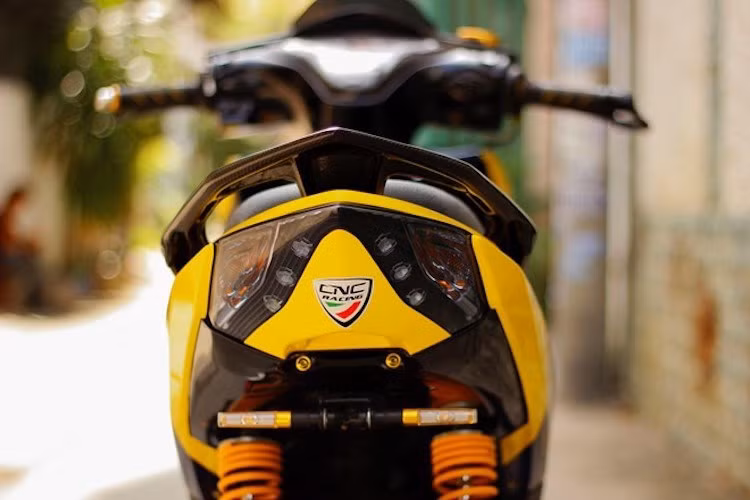 Sau khi được bỏ dè, phần đuôi của Air Blade trông đã thể thao không kém nhiều mẫu sportbike phân khối lớn. Để tạo thêm điểm nhấn, chủ xe còn chế đèn LED vào chóa đèn hậu nguyên bản của Air Blade và lắp đèn xi-nhan LED.