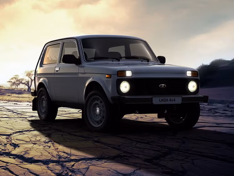 Chassis nguyên khối và hệ động lực của mẫu xe Niva Urban 2018 hoàn toàn không có sự thay đổi so với các đời xe trước với động cơ 1.4 4 xi-lanh mạnh chỉ 80 mã lực, truyền sức mạnh qua hộp số sàn 5 cấp tới hệ thống dẫn động 4 bánh toàn phần. Mặc dù lạc hậu, nhưng Lada vẫn bán Niva Urban với giá lên tới 12.500 Euro (tương đương 301 triệu).