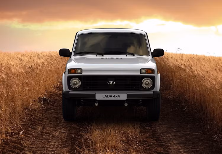 Dù trong những năm qua, lời đồn về một "hậu duệ" của Lada Niva trong Thế kỷ 21 đã nhiều lần được nhắc đến nhưng phải tới nay, thế hệ mới của chiếc xe mới chính thức được đích thân ông Nicholas Maure - Giám đốc điều hành của AvtoVaz - hãng mẹ của Lada trong một cuộc phỏng vấn với tờ Capital.