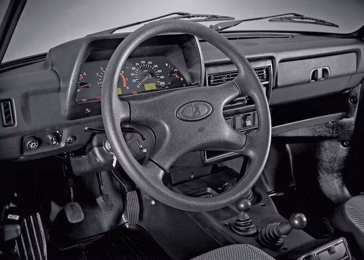 Lần nâng cấp lớn nhất của Niva đời cũ đã diễn ra từ năm 2014 với tên gọi Niva Urban. Ở lần nâng cấp này, chiếc xe chỉ có một số thay đổi rất nhỏ bên ngoài. Nội thất của xe cũng vẫn được giữ nguyên những đường nét vuông vức, thô kệch từ cuối thập niên 70, nhưng được bổ sung thêm điều hoà nhiệt độ, cửa kính điện và các lớp cách âm tốt hơn.