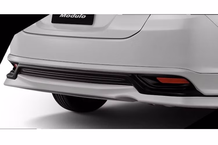 Tương tự như cản trước, cản sau của xe cũng đã được ốp nẹp thể thao ở bên dưới. Tuy nhiên thay đổi lớn nhất của chiếc City với gói phụ kiện Modulo 2017 là cánh đuôi lớn gắn trên nắp khoang hành lý được tích hợp đèn hậu.