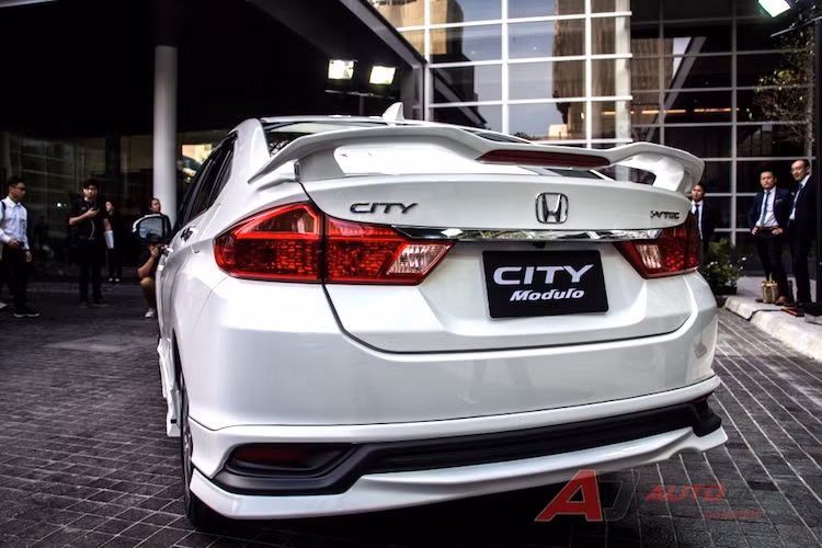 Ngoài những sự thay đổi về ngoại thất, các phiên bản Honda City 2017 với gói phụ kiện Modulo hoàn toàn có thông số kỹ thuật giữ nguyên. Chiếc xe vẫn được trang bị động cơ xăng 4 xi-lanh 1.5l i-VTEC chạy xăng với công suất tối đa 117 mã lực và mô-men xoắn cực đại 146 Nm. Tùy từng phiên bản, xe sẽ sử dụng hộp số sàn 5 cấp hoặc tự động vô cấp CVT.