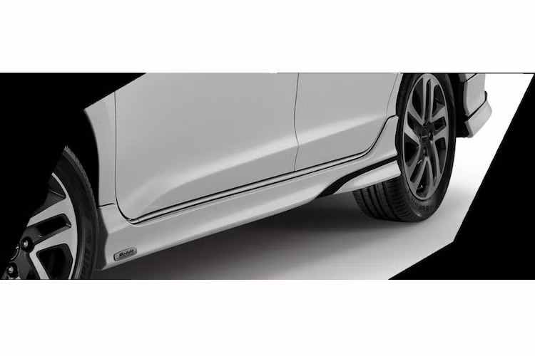 Ở hai bên thân xe, phiên bản Honda City Modulo 2017 vẫn tiếp tục sử dụng thiết kế mâm 5 cánh kép xoắn 15 inch của bản thường. Tuy nhiên nằm giữa trục cơ sở của xe, Honda cũng đã ốp hai bên thân các thanh nẹp Modulo khí động học.