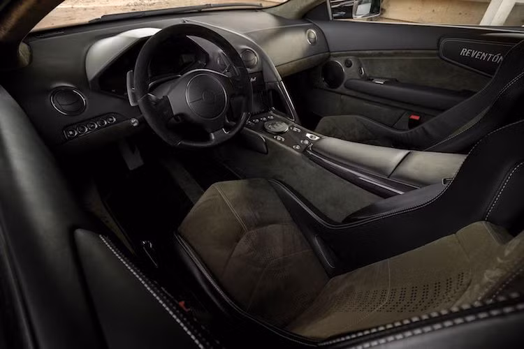 Dựa trên dòng Murcielago LP640 của Lamborghini vào thời kỳ đó, nội thất của Reventon có thiết kế gần như y hệt với Murcielago. Tuy nhiên, chiếc xe đã được Lamborghini thay cặp ghế thể thao theo phong cách máy bay chiến đấu và bọc kết hợp giữa da đen cùng vải nhung Alcantara màu nâu.