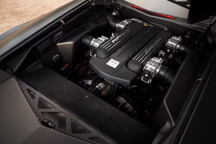 Nằm dưới khoang máy của Reventon vẫn là khối động cơ 6.5l V12 nạp khí tự nhiên của Murcielago. Tuy nhiên công suất của chiếc xe đã được nâng lên 660 mã lực, thay vì chỉ 640 mã lực như trên Murcielago LP640. Mô-men xoắn của chiếc xe cũng đạt 660 Nm.