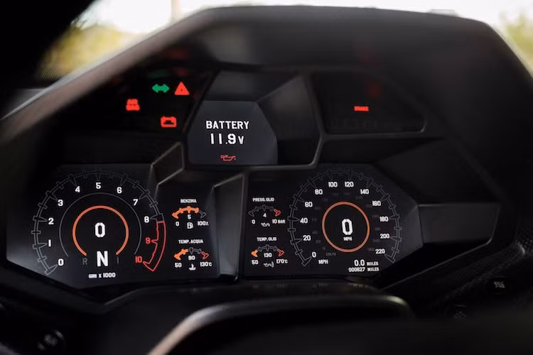 Điểm đặc biệt nhất trong nội thất của chiếc xe là bảng đồng hồ phong cách máy bay chiến đấu gồm 3 màn hình LCD với 2 chế độ hiển thị khác nhau. Toàn bộ bảng đồng hồ có khung được tiện CNC từ một khối nhôm duy nhất và bao quanh bởi lớp vỏ bằng sợi carbon.