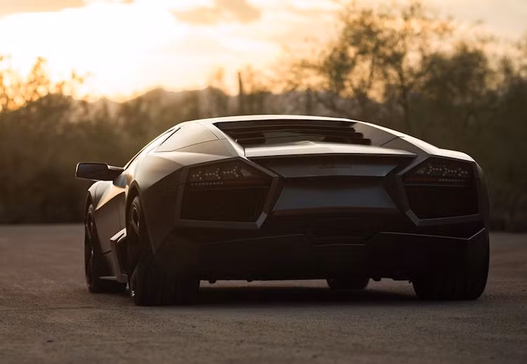 Vào thời điểm ra mắt, một chiếc Reventon có giá lên tới 2 triệu USD và là chiếc Lamborghini phiên bản thương mại đắt nhất từng được tạo ra, cho tới khi chiếc Sesto Elemento dựa trên Lamborghini Gallardo xuất hiện. Chiếc Reventon trong bài viết này gần như mới, chỉ đi được 1600 km kể từ khi rời nhà máy Lamborghini cách đây hơn 8 năm.