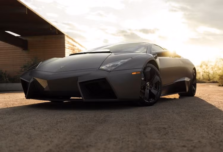 Tên gọi Reventon của chiếc xe tiếp tục truyền thống đặt theo môn đấu bò của Lamborghini. Reventon là một con bò tót đã giết dũng sĩ đấu bò nổi tiếng người Mexico Felix Guzman vào năm 1943. Ở trong tiếng Tây Ban Nha, từ Reventon cũng mang ý nghĩa khá mạnh mẽ là "vụ nổ nhỏ" hoặc "phát hỏa".