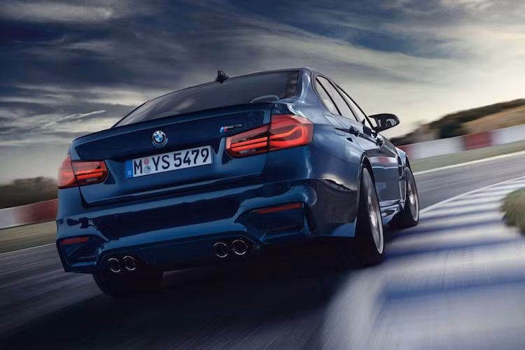 Xe sẽ được bán với 2 phiên bản hộp số là số sàn 6 cấp hoặc tự động ly hợp kép. Cả 2 phiên bản đều có tốc độ tối đa giới hạn ở 250 km/h, nhưng phiên bản số tự động tăng tốc từ 0-100 km/h nhanh hơn, chỉ trong 4,1 giây. Trong khi đó phiên bản số sàn mất tới 4,3 giây.