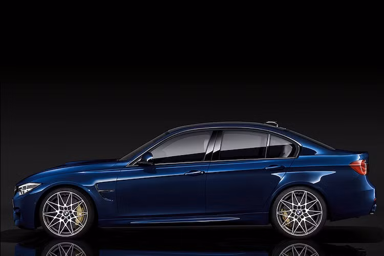 Sau khi BMW nâng cấp toàn bộ dòng 4 Series trong đó có cả phiên bản M4 thể thao, tới lượt "người anh em" sedan BMW M3 2018 cũng đã được cải tiến rất nhẹ. Như vậy, đây là lần thứ 2 thế hệ M3 hiện tại đã được BMW nâng cấp, sau đợt cải tiến lớn vào năm 2015.