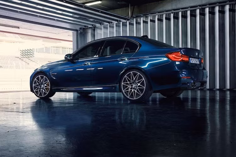 BMW M3 bản nâng cấp 2018 sẽ bắt đầu được bán ra ở thị trường Mỹ kể từ tháng 7 năm nay với mức giá chưa được công bố.