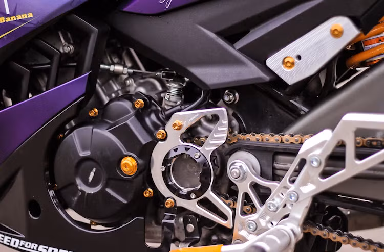 Khối động cơ 150 cc SOHC 4 van nguyên bản của Exciter cũng không có sự thay đổi lớn. Tuy nhiên xung quanh động cơ là một loạt các chi tiết trang trí đẹp mắt như che nhông trong suốt Rizoma, dàn để chân bằng nhôm CNC và bộ ốc kiểng màu vàng bắt mắt.