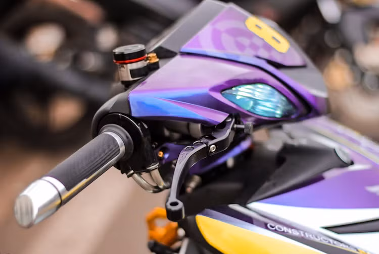 Nằm ở phía trên tay lái, chiếc Exciter 150 độ này cũng đã sở hữu một số món "đồ chơi" hàng hiệu như bao tay Barracuda, cùm phanh và côn CRG với tay chống gãy hay gù xéo Rizoma.