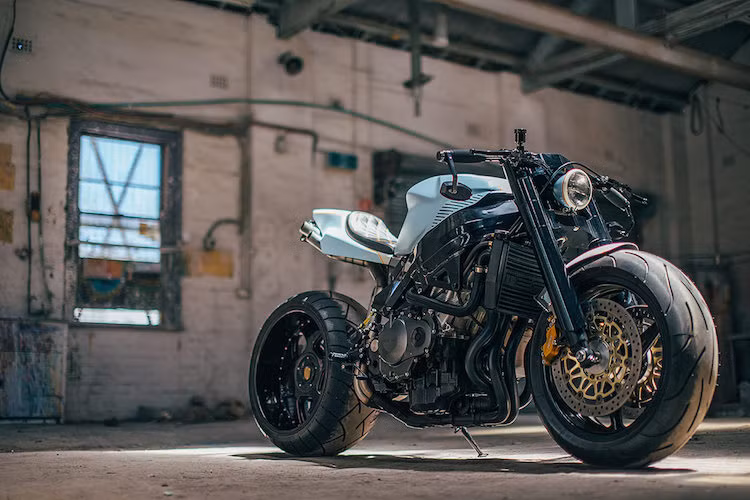 Được sản xuất từ năm 2002 tới 2003 và là "người tiền nhiệm" Honda CBR1000RR ngày nay, mẫu xe môtô Honda CBR954RR thường được nhiều người yêu xe trên Thế giới độ lại theo phong cách streetfighter "thuần chất" bằng cách thay ghi-đông cao và bỏ quây. Tuy nhiên do vốn là dân độ Triumph, tay độ xe Wenley Andrews từ Úc đã quyết định tạo ra một bản độ CBR954RR đặc biệt.