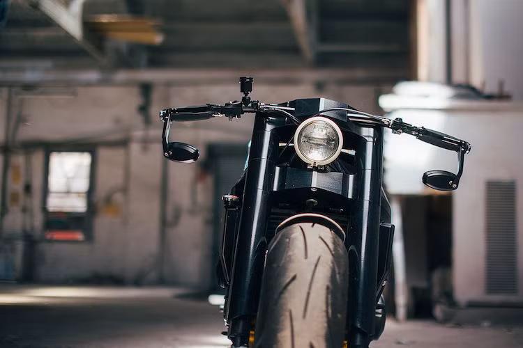 Ở phía trước, Wenley đã lấy cặp phuộc ống lồng của Honda VFR800 để thay cho phuộc USD nguyên bản của CBR954RR, nhằm giúp phuộc có thể nhún được khi lắp trong bộ vỏ CNC. Đi kèm với vỏ phuộc là chảng ba được Wenley CNC để có thể vừa với bánh trước với mâm sau nguyên bản của CBR954RR, đi kèm lốp lớn 180/55/17.