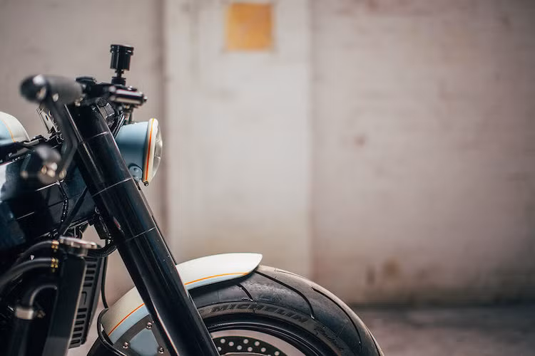 Được Wenley đặt tên là "Angry Bird", chiếc CBR954RR đã được anh độ với kiểu dáng "lai" giữa streetfighter và cafe racer. Trên thực tế, Wenley đã có ý tưởng cho bản độ này từ lâu, anh cũng đã liên tục "gom đồ" để độ xe và cất chúng bên dưới kho ngầm ở nhà bố mẹ trong suốt 3 năm qua.