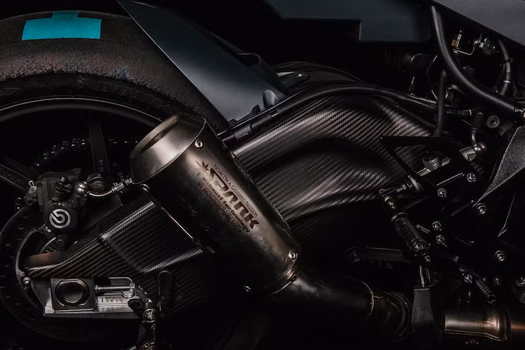 Hệ thống xả của xe cũng đã được Steven độ lại hoàn toàn với cổ pô do anh "thửa riêng", cùng với lon pô Spark. Bộ gắp sau nguyên bản của S1000RR đã được anh giữ nguyên, nhưng dán carbon trang trí "ngầu" hơn. Trong khi đó, cặp mâm xe đã được thay bằng mâm Marchesini M7RS của phiên bản S1000RR HP4 cao cấp nhất.